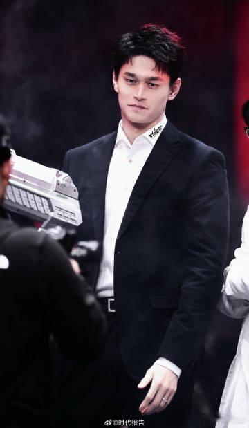 谁能拒绝孙杨宽肩窄腰黑西装 成都PEL活动现场，孙杨的黑西装造型太有范儿了！宽肩