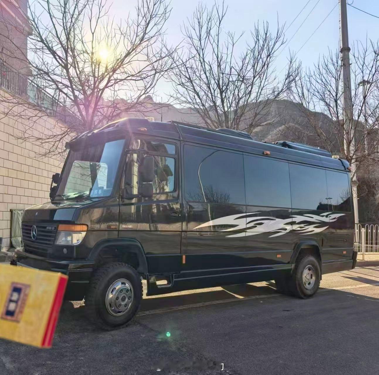 看到朋友发来这张图，我才注意到这台奔驰威雷 已经用上了胶粘侧窗，而不是古法胶条镶