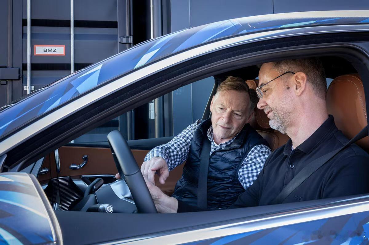 奔驰重磅车！把140年贴在车身上，还有谁？这是纯电C级车，是重磅车，车内可以盲猜