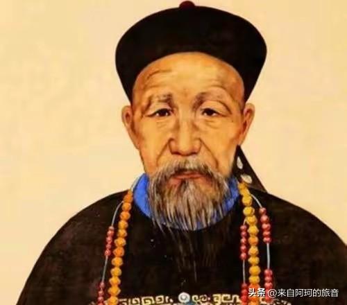 1861年12月29日，杭州巡抚衙门后花园。

王有龄把官服上的扣子一粒一粒系好