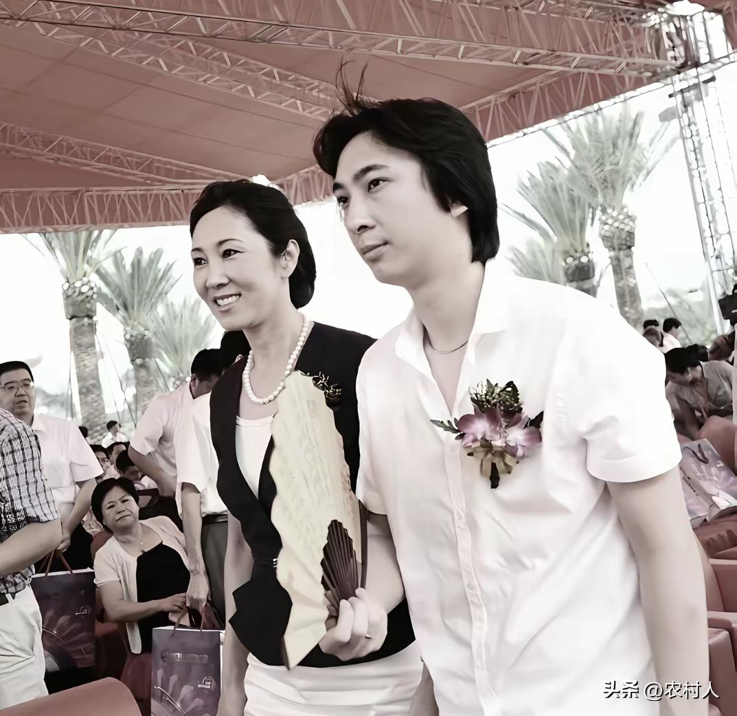 2010年，王思聪刚回国不久，长发造型也是他青年时期的经典模样。王思聪胸前佩戴胸