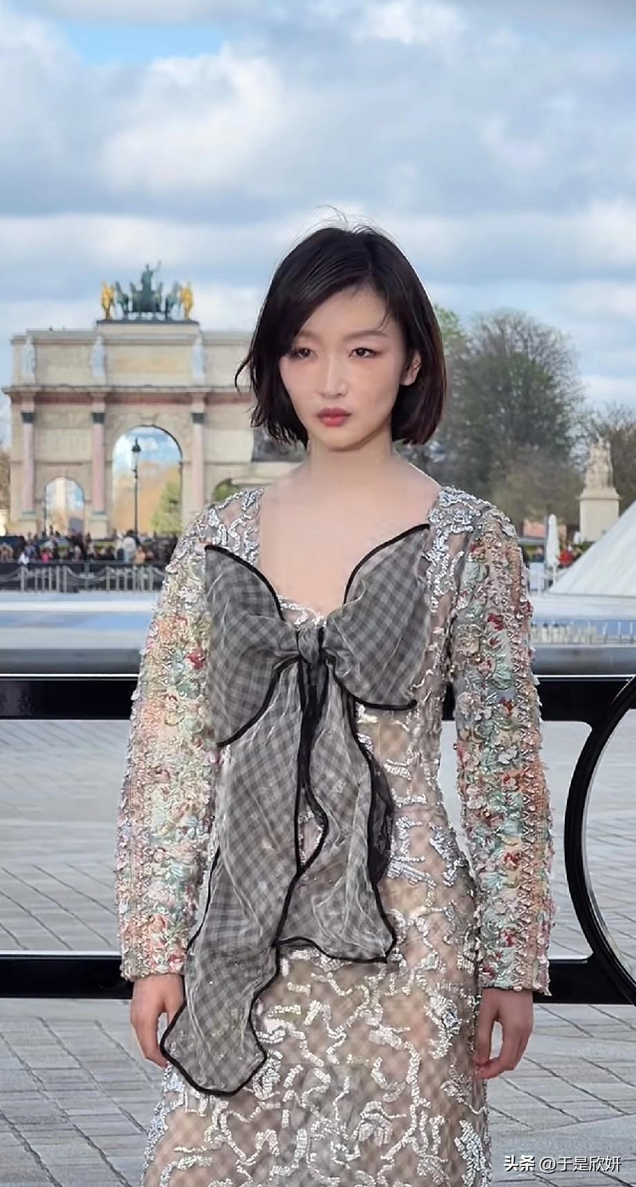 周冬雨巴黎看秀生图疯传！巨型蝴蝶结被骂土爆，网友：这裙子把162cm穿成150c
