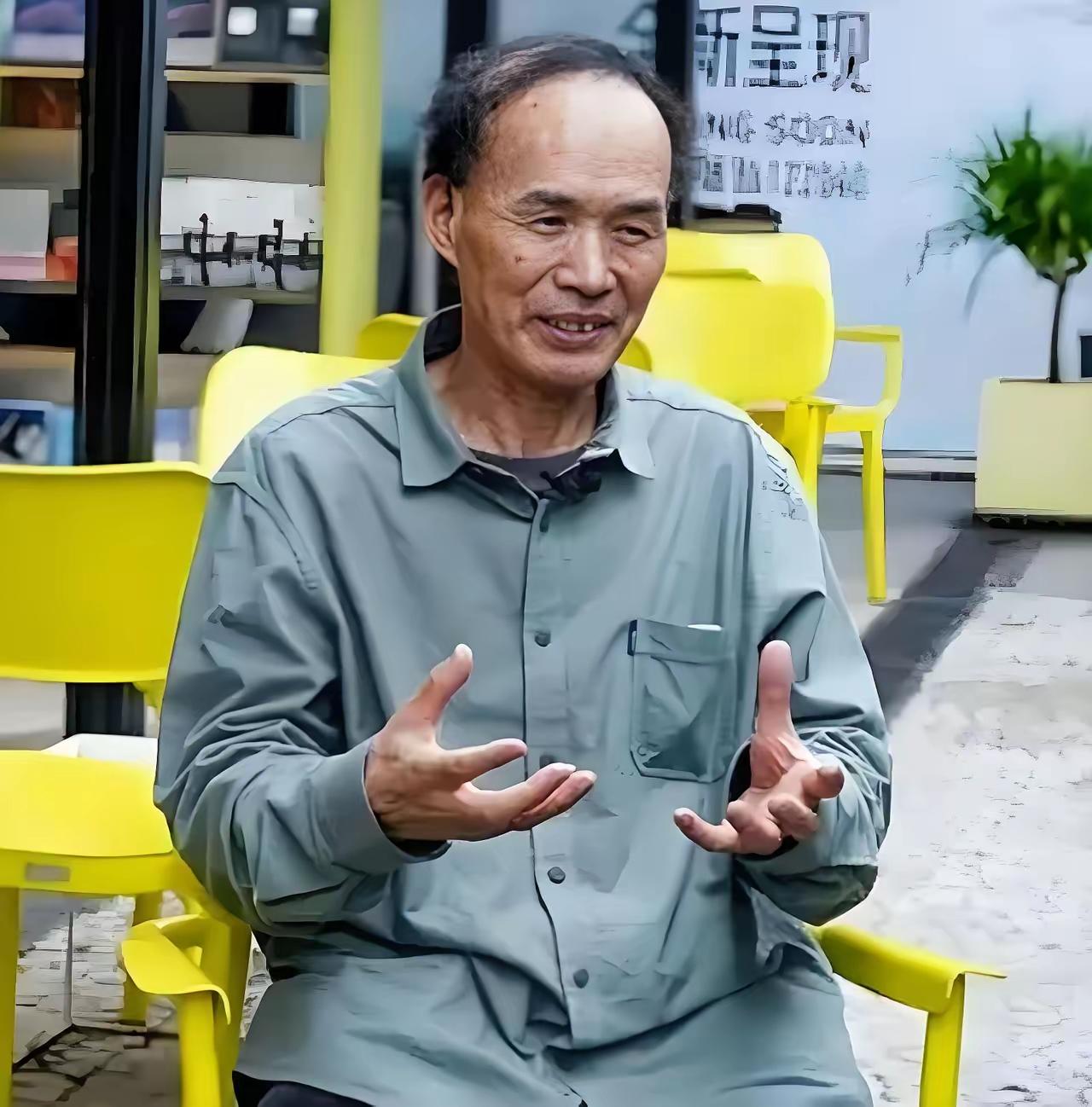 复旦大学的梁永安教授说：
“别谈什么清高，女人为了钱，能把衣服脱光；男人为了钱，