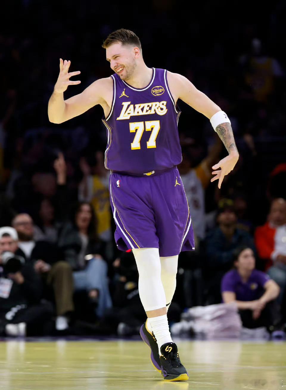 算上明天这场，东契奇本赛季已经缺席12场比赛。缺席场次达到18场将失去各大奖项评