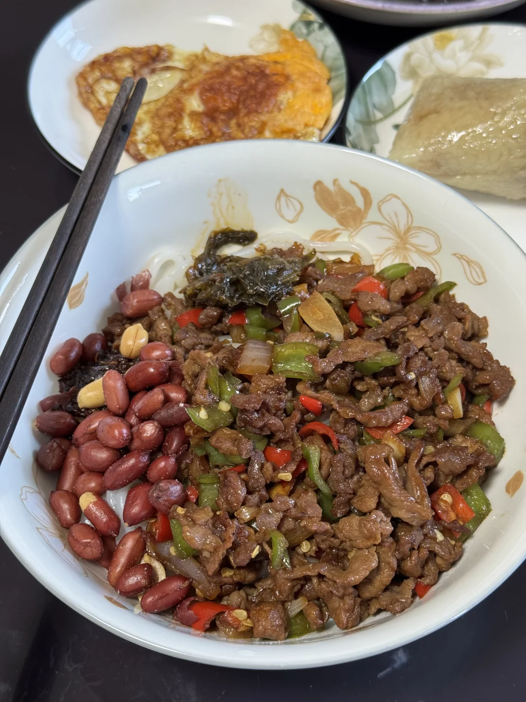 今天又来做江西牛肉拌粉啦！太适合夏天了，凉凉的拌米粉爆辣有味，再配上早...