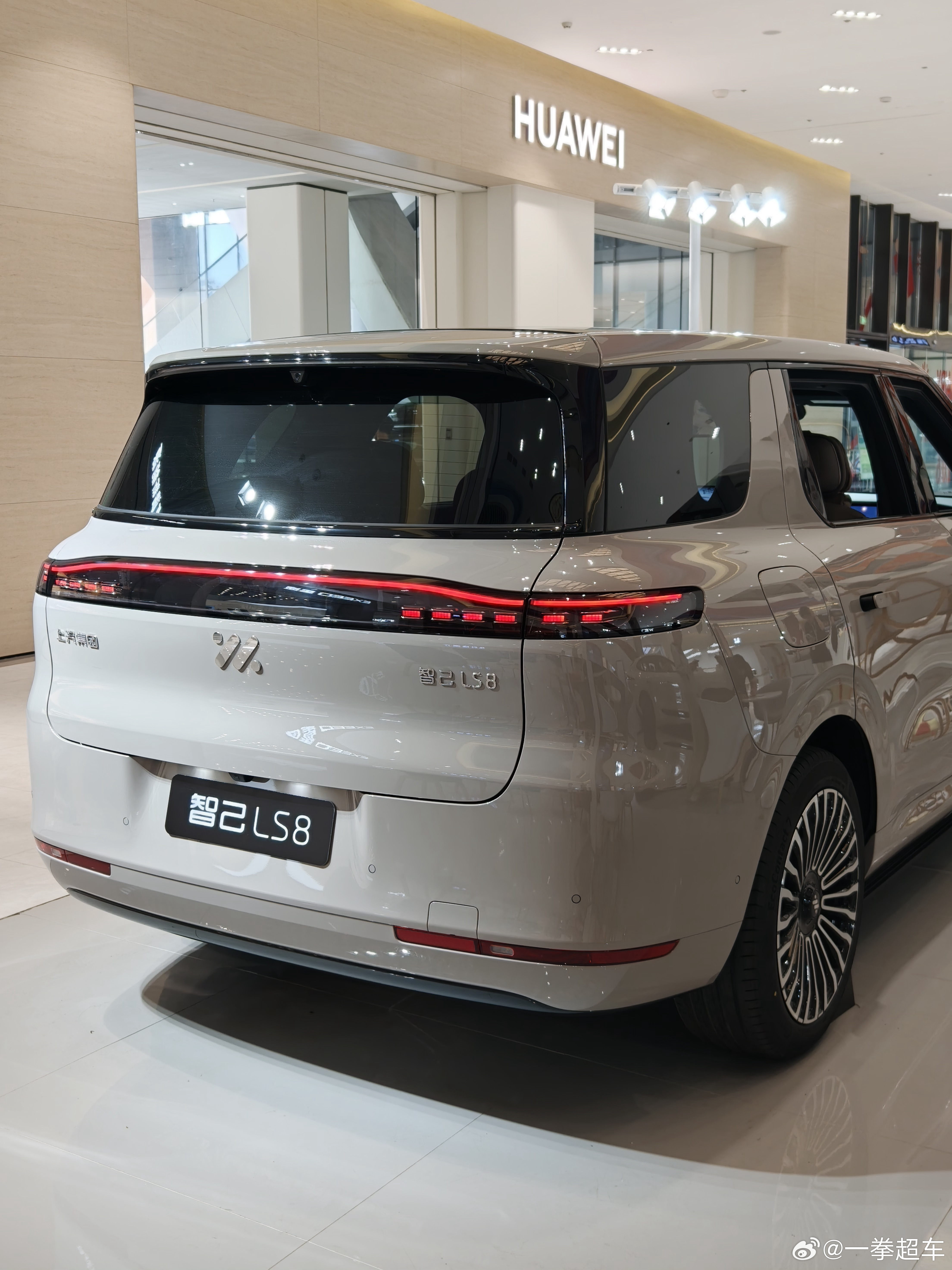 顶级大五座，后排座椅非常舒适且空间大到离谱