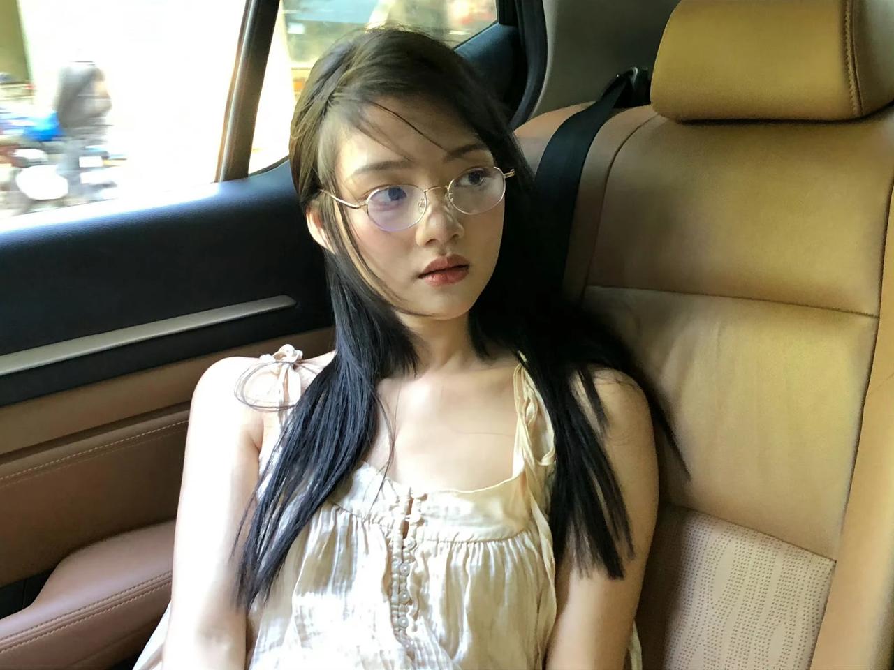 任敏瘦了下巴尖了
9月1号任敏工作室晒出任敏营业照，照片中任敏戴着金丝眼镜两缕长