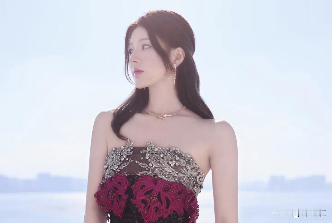 其实露思心理压力也很大的，而且她本来就是那种很善良很内耗的性格，什么事情都想着替