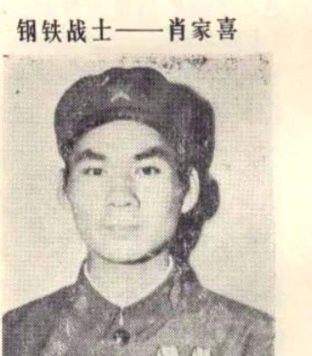 1979年，我军边防战士在巡逻途中，发现一个浑身衣衫褴褛、手脚溃烂的人，身上竟背