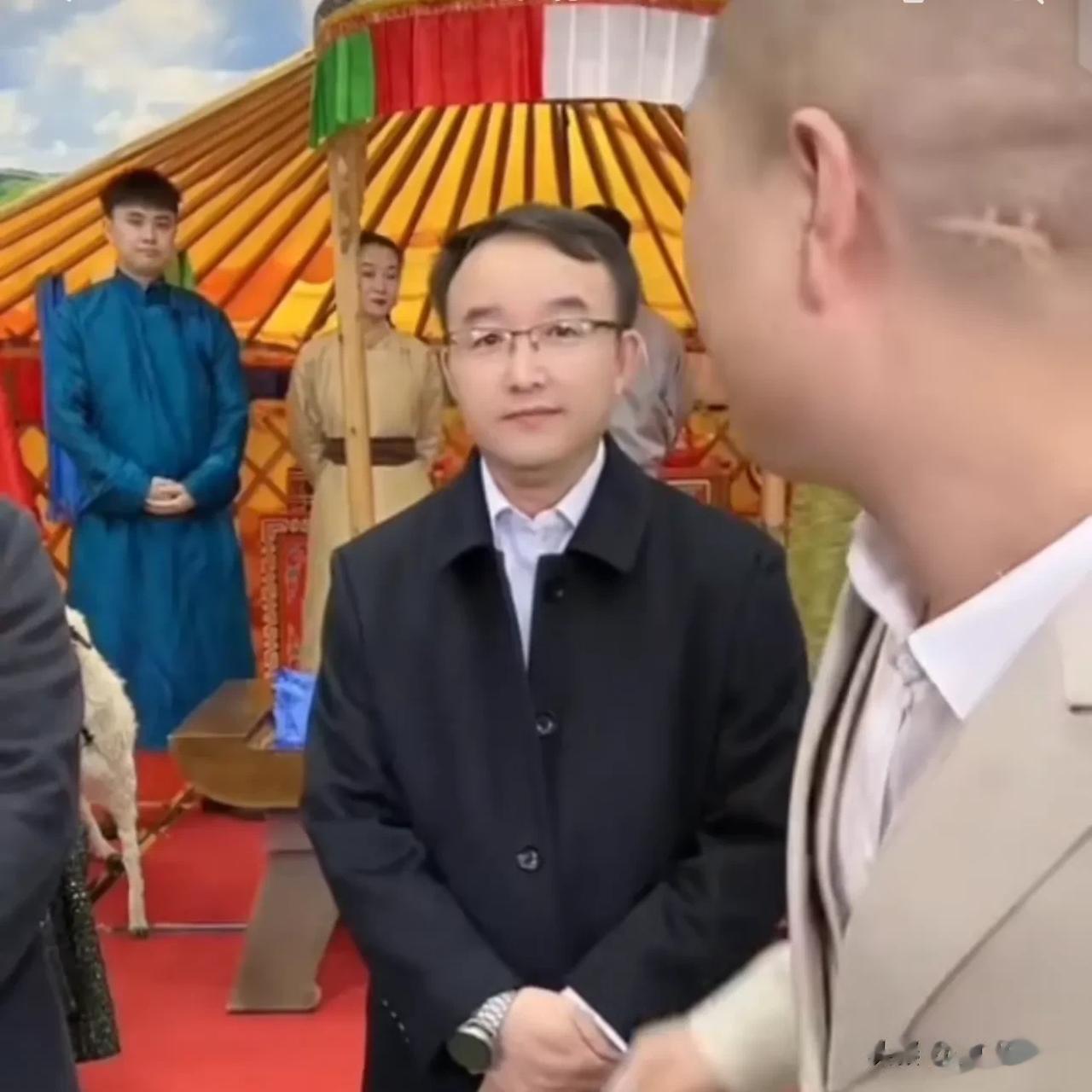 内蒙古二连浩特的副市长和内蒙古商务厅领导来到老葛直播间，为此次助农活动发表讲话，