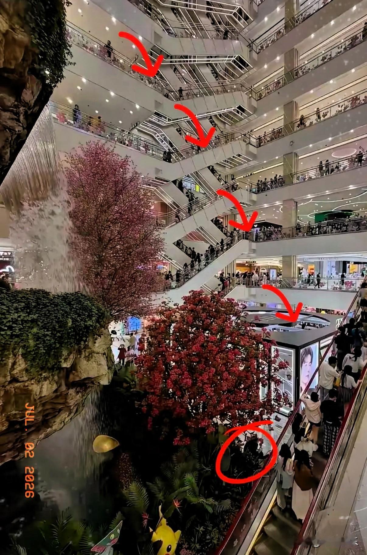 严总跳下去了
西安赛格火了
一个开店做到400 家的老板就这样舍弃他的员工走了！