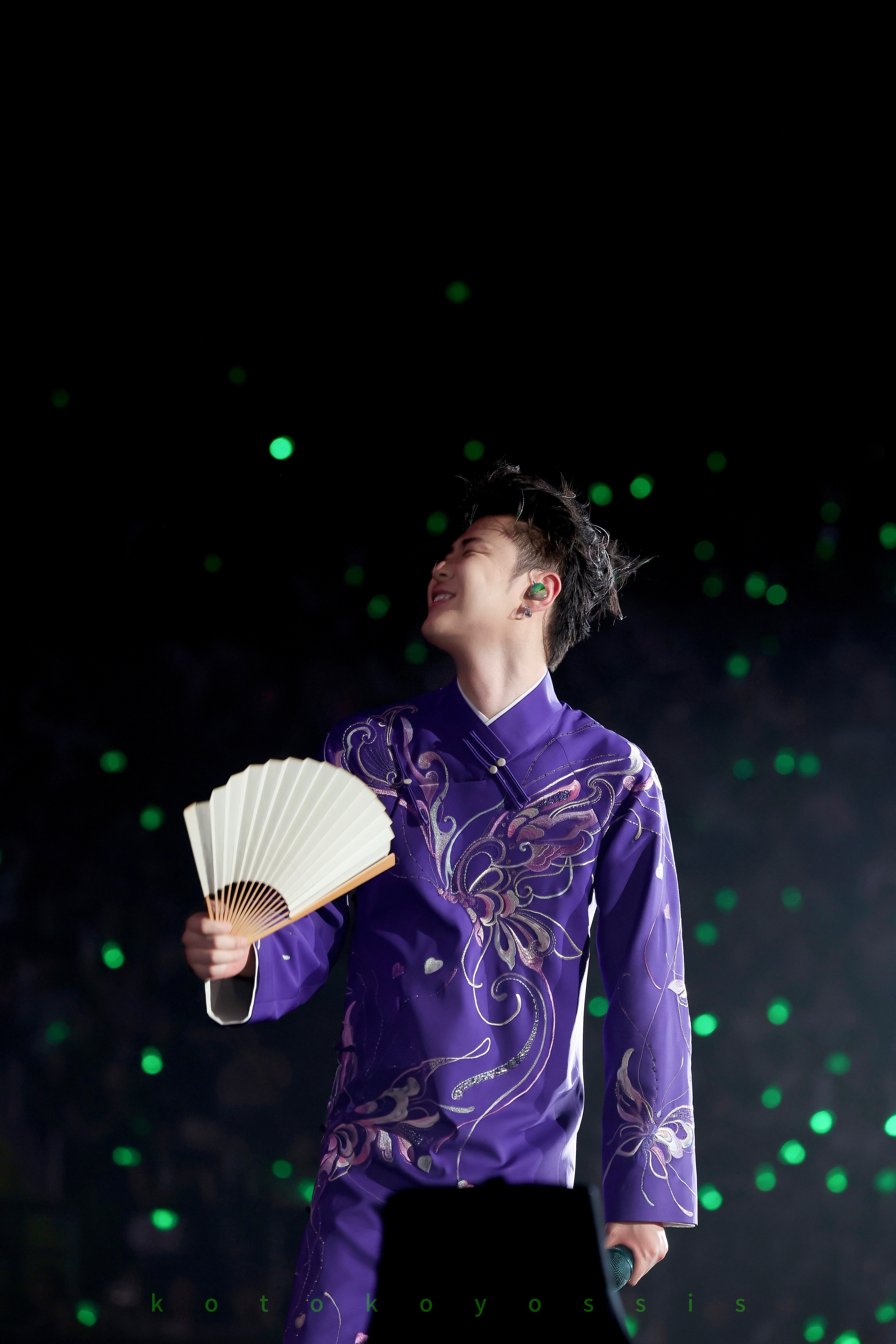 张云雷  紫色大褂真可爱，有彩色的蝴蝶和一颗颗的小心心💜衬里还是可爱的粉色。好