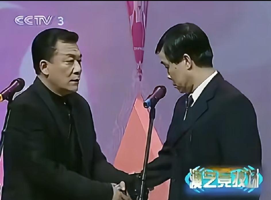 这次事件里，有一条评论，话不多，但戳到了根上。
 
"比起他的师父侯耀文等这些前