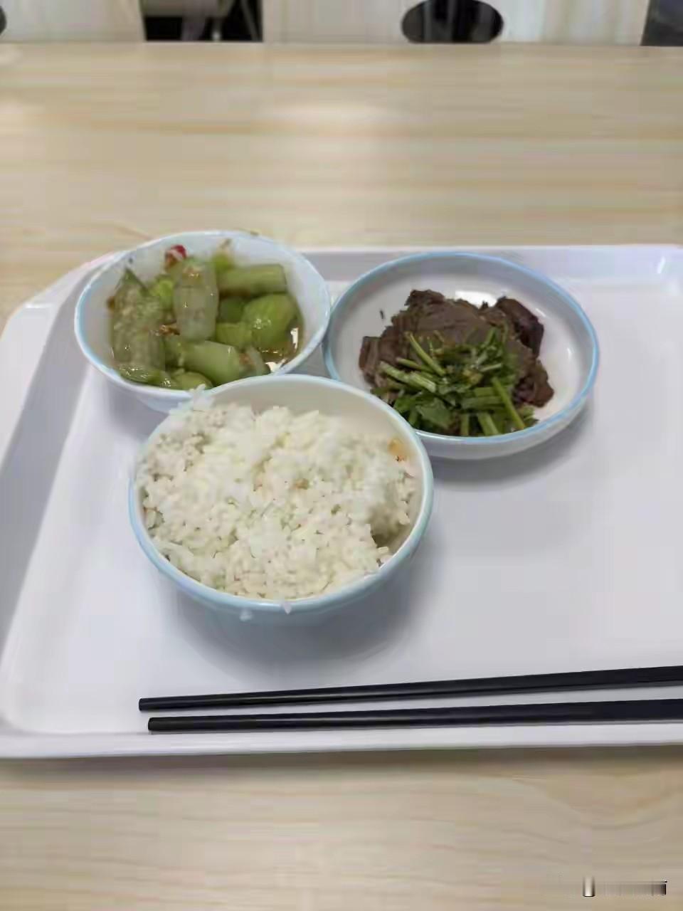 这样的食堂伙食，要15元，划算吗？
最近去湘潭易俗河某槟榔厂出差，中午在他们食堂