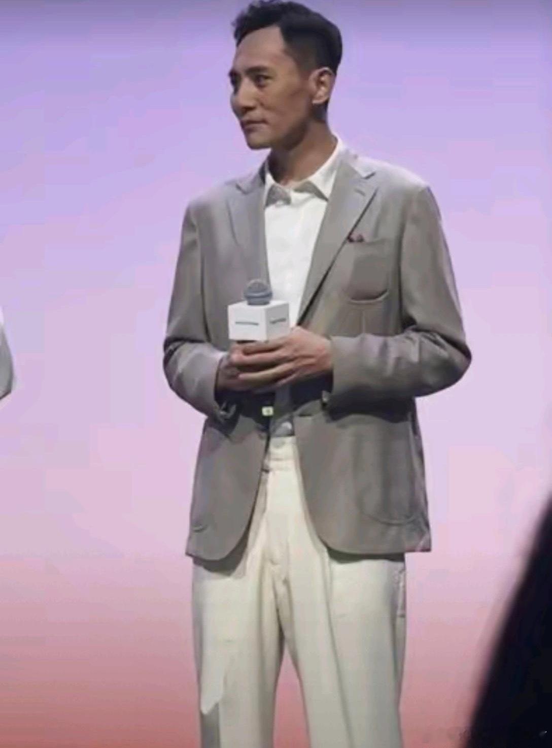 怎么感觉刘烨突然就老了，他才47岁，是太瘦了吗 