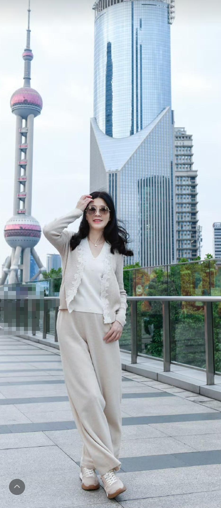 楼阁耸翠微，美人倚栏杆。