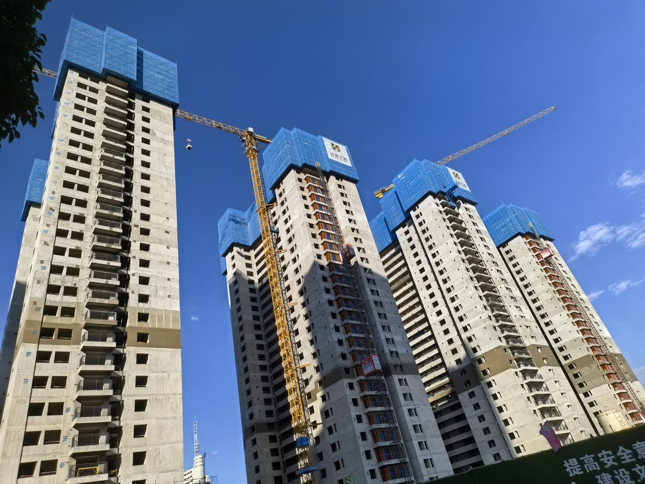 由云南工投建设的西山区碧鸡名城三期工程施工速度还是很快的，项目由6幢住宅楼组成，