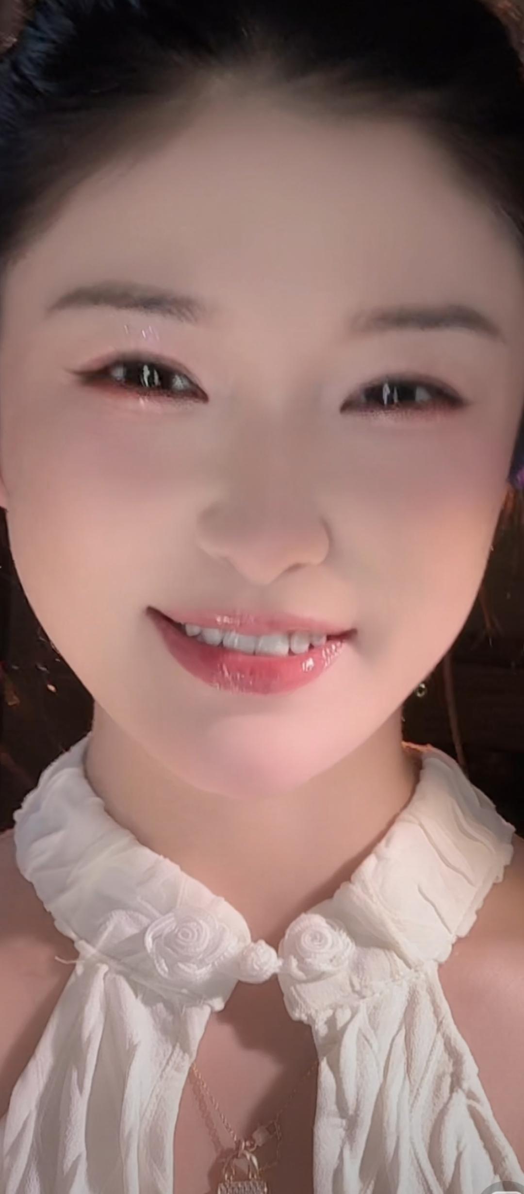 甜美微笑，散发迷人魅力！