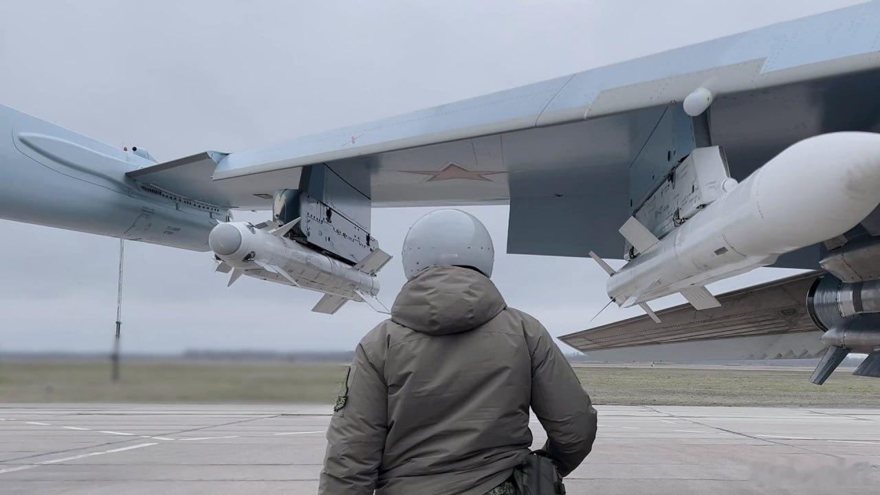 俄罗斯空天军战机常态化挂载射程193公里的R77M型中远程空空导弹。 ​​​