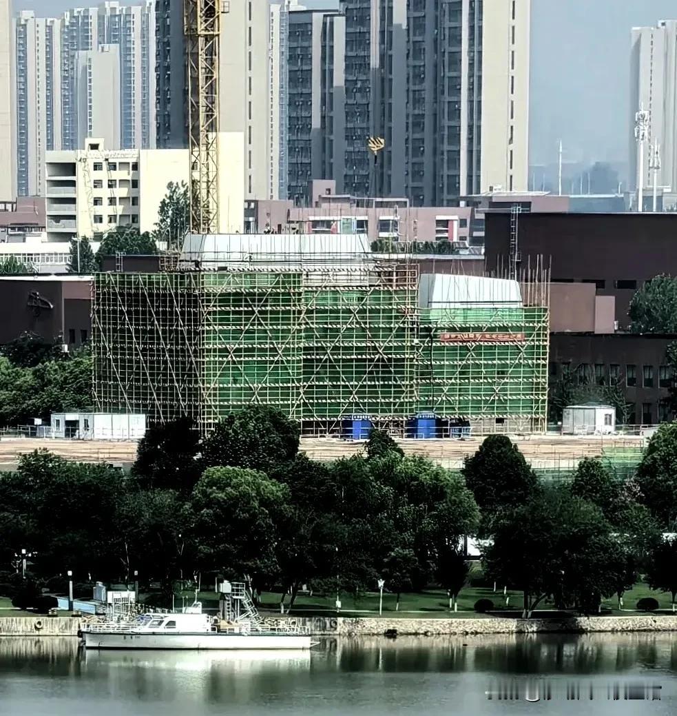 武汉航母楼有了新动向，引发广大网友的关注与热议，主要存在两大争议点：
其一，舰岛