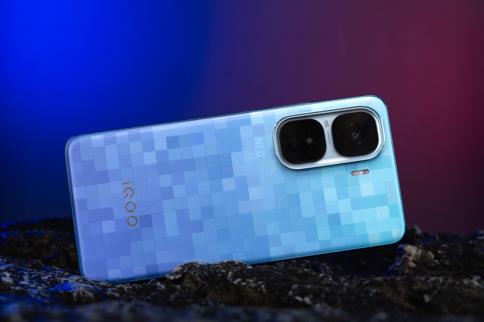 iQOO Neo10 Pro+以不同深度的蓝色为主色调，后背有312块蓝冰像素格