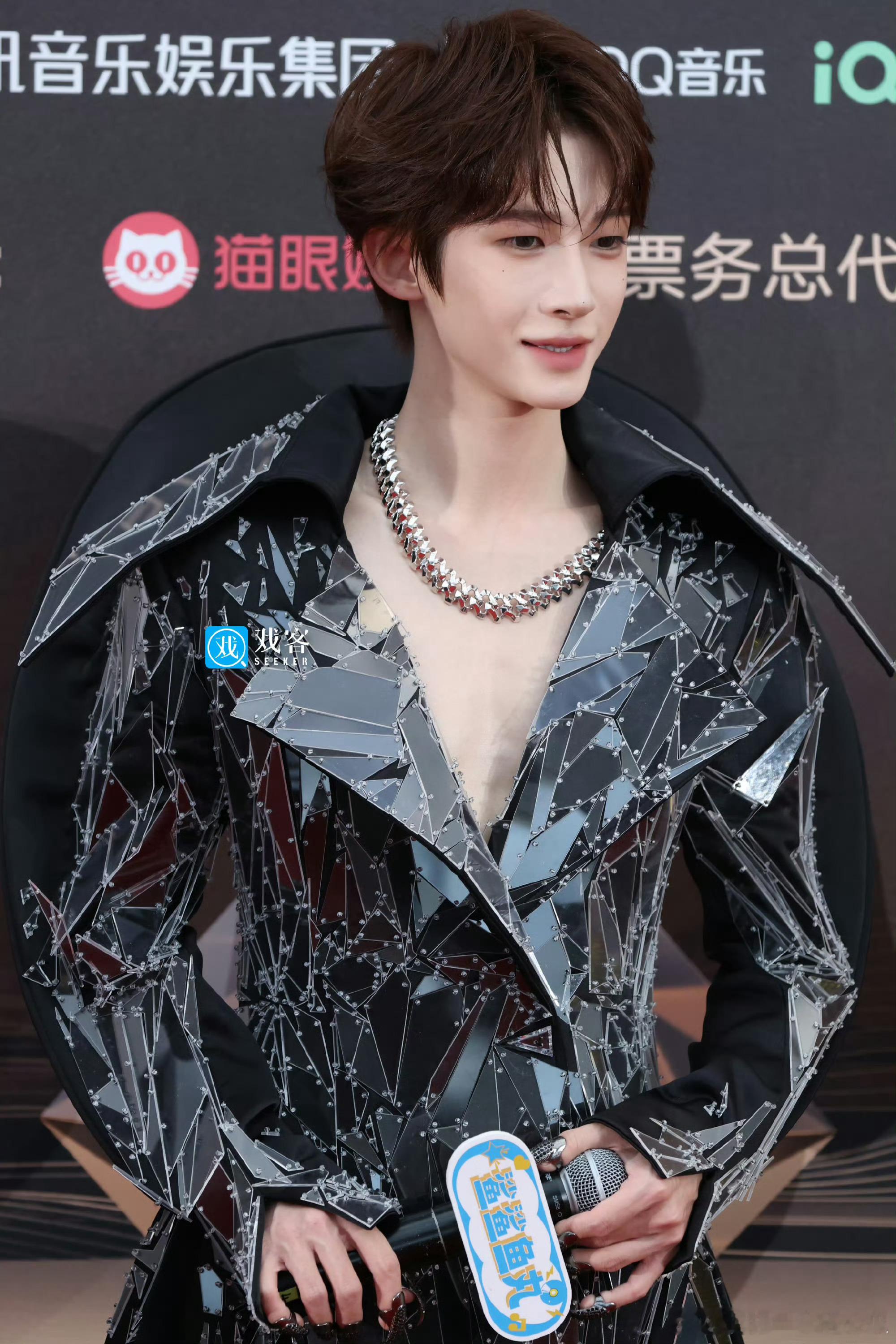 微博音乐盛典红毯刘宇这一身高定，碎片重组！ ​​​