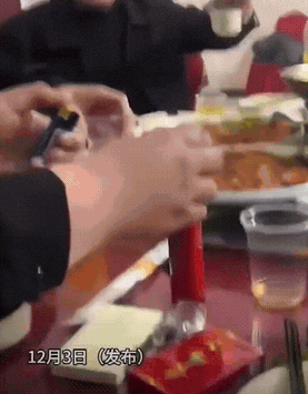 这是正常人能干出来的事吗？
男子跟几个朋友在餐馆包厢里吃饭，正当大家吃得尽兴时，