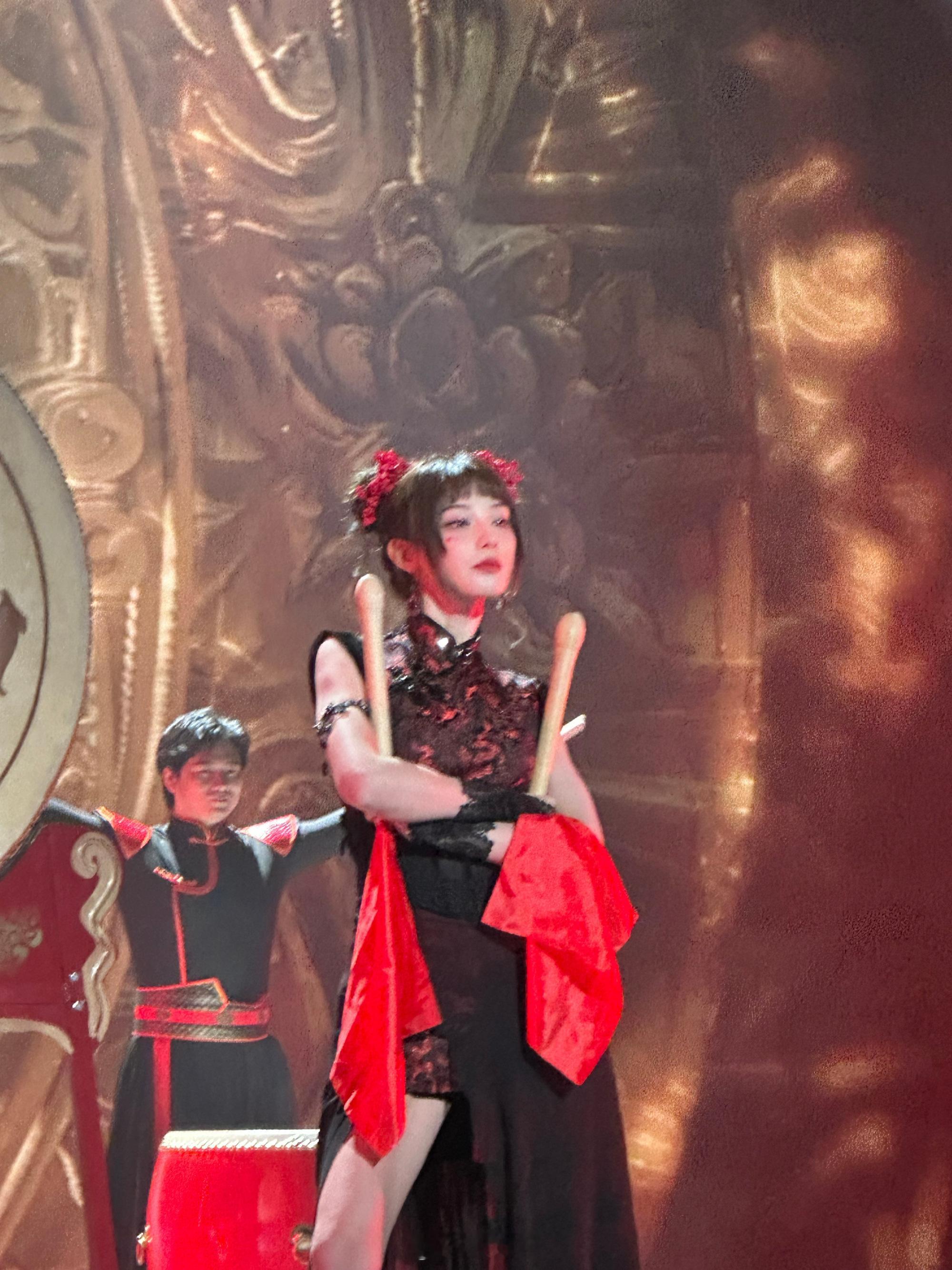 彭小苒新中式双丸子头 彭小苒这套造型太圈粉了！新中式旗袍的温婉衬得她气质如玉，双