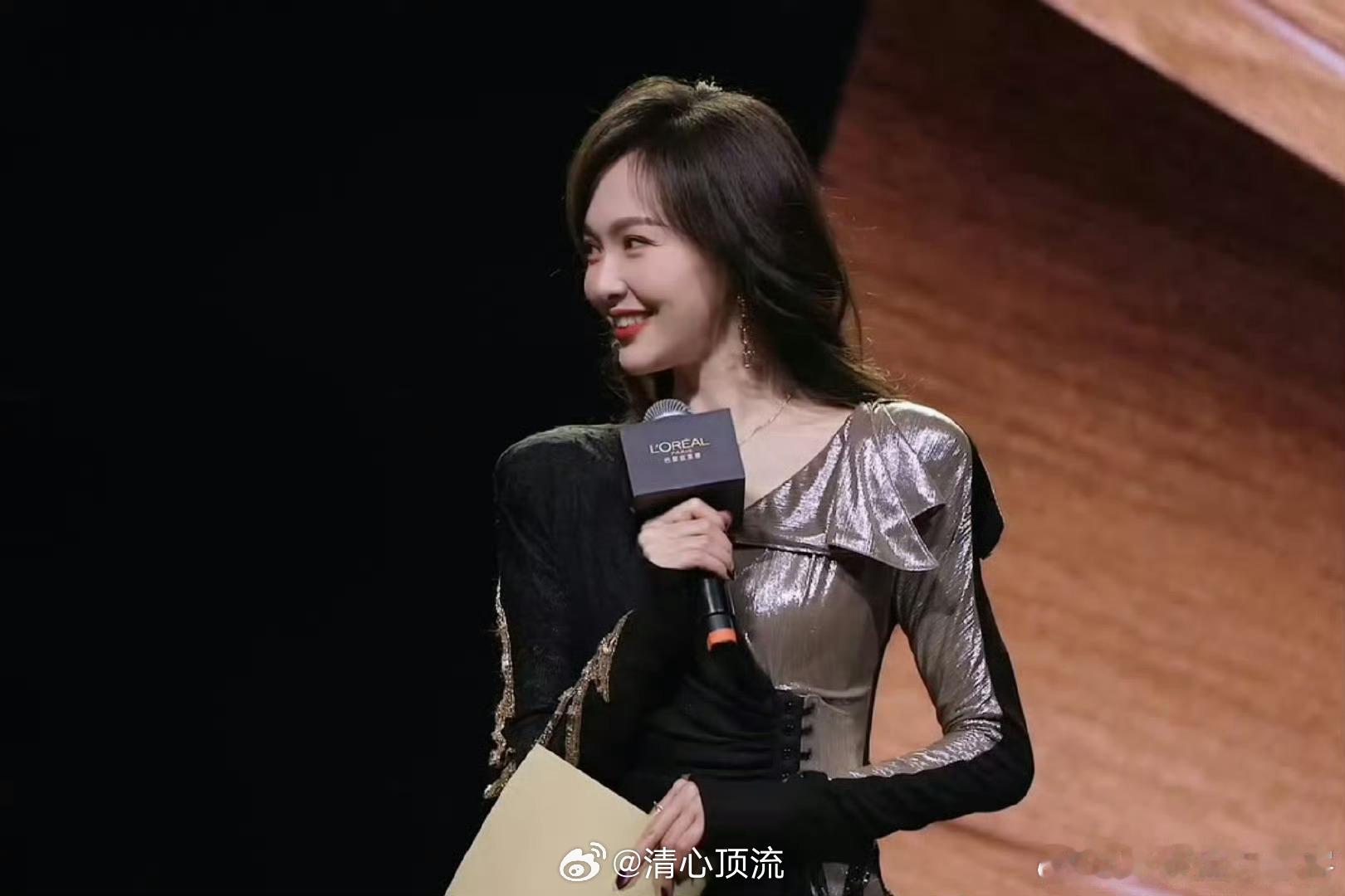 唐嫣压轴走秀，她以出色的表现力和极具感染力的气场，吸引了全场的目光，成为当晚的亮