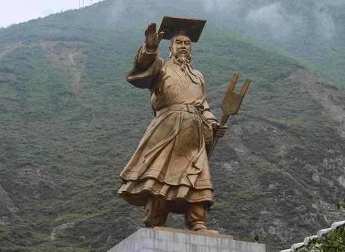 #历史人物的故事# 
大禹划九州的故事源于中国古代的洪水治理。在尧的时代，中原洪