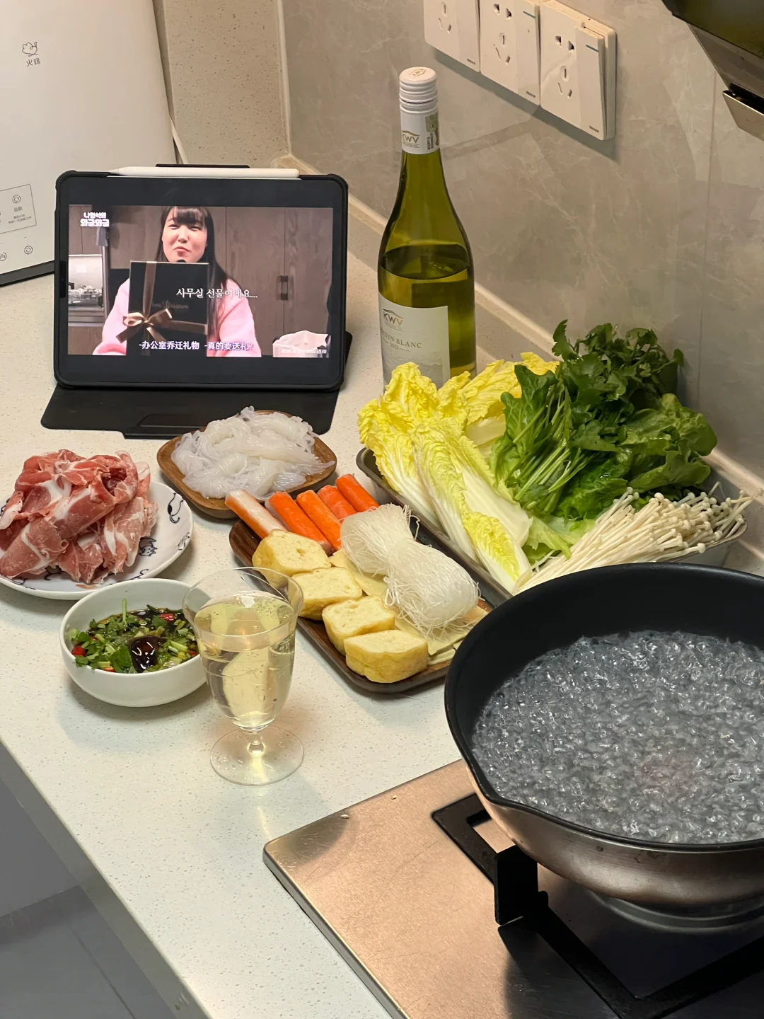 回到出租房，一个人吃灶台火锅🍲