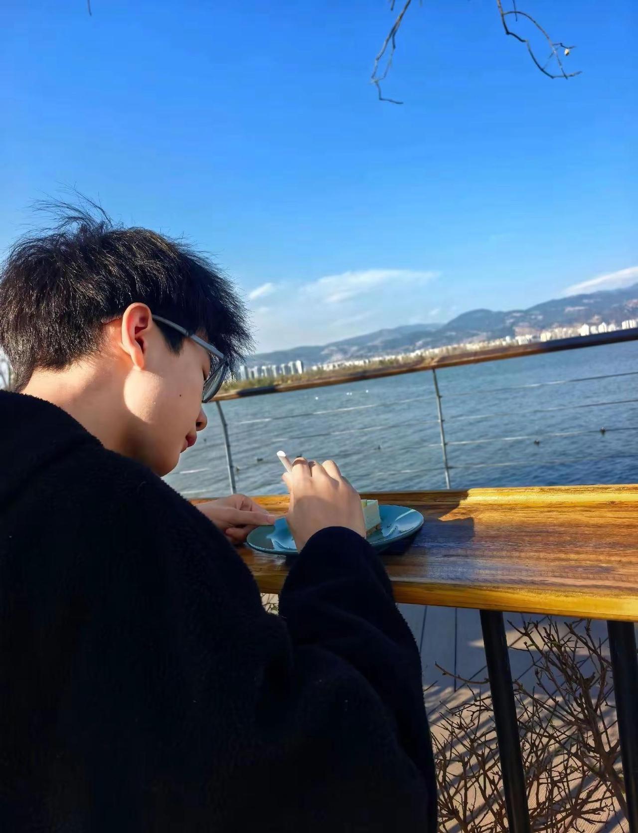 人不需要每天都过得很幸福。每天过得平静，舒服，就已经非常好了。歌曲情绪怪