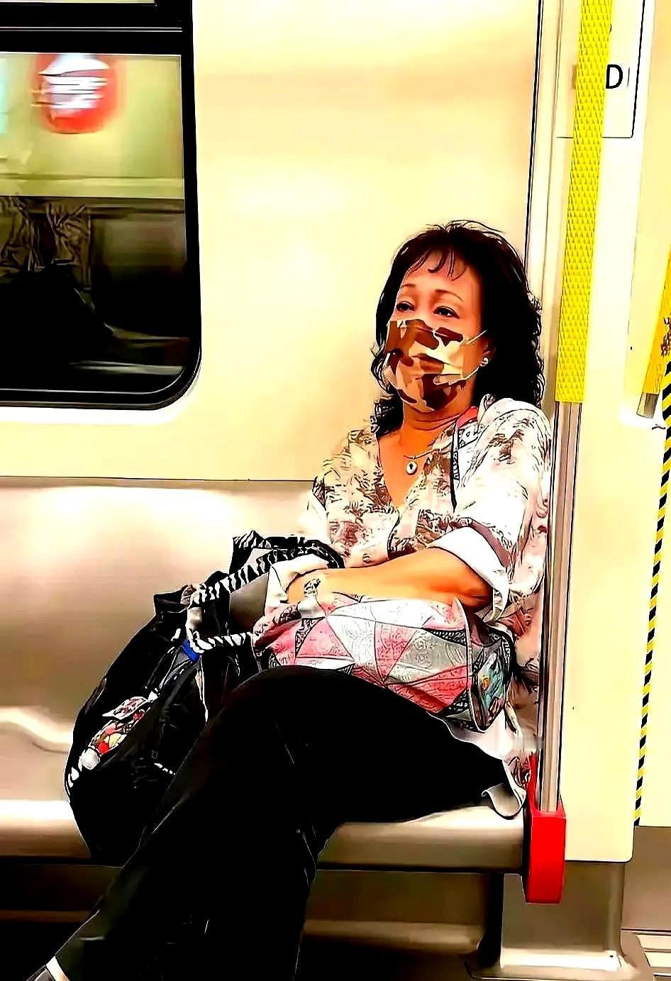 巩俐的皱纹，直接把内娱的遮羞布给扯了。
2023年戛纳电影节，巩俐一张没修的生图