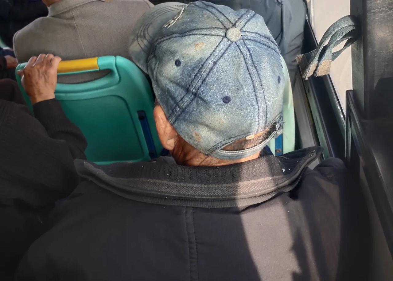 前几天坐公交车碰到一个老人，坐在我前面的座位，估计得好几个月不洗澡，身上那个臭味