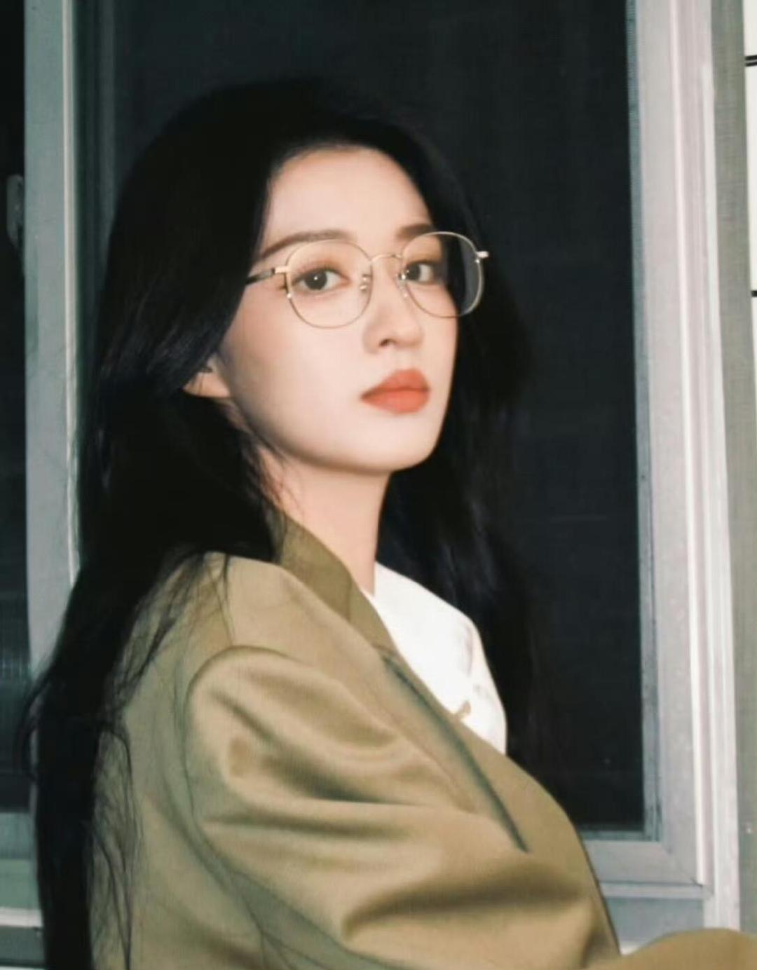 王楚然近视到在剧组抱错人了来个一戴眼镜合集吧，近视美女戴眼镜也很美！ 