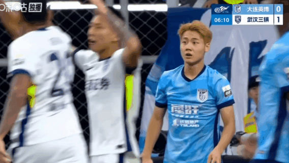 快进VAR！毛伟杰这不给点球？！也应该给黄牌啊？什么都不给，这算什么事？这个主裁