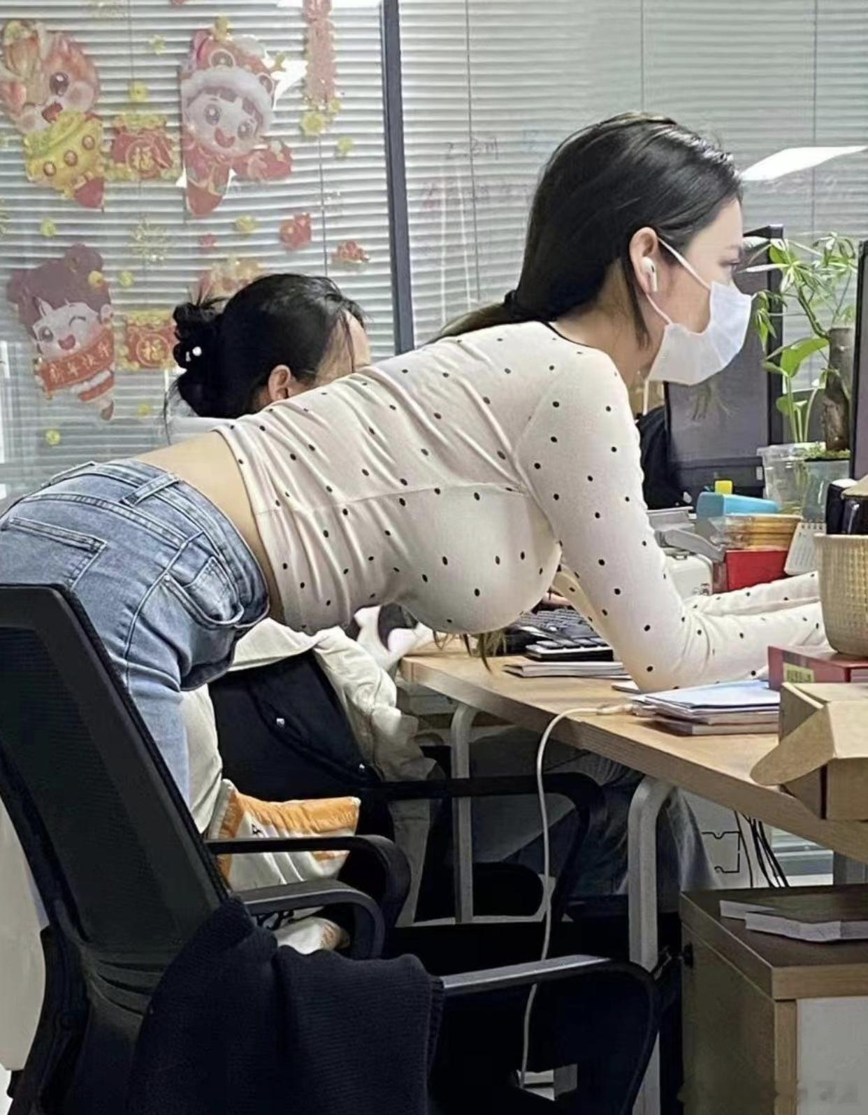 男生问夸女同事身材算性骚扰吗 这话问的，哪个正常人没事会直夸异性身材好，还是同事