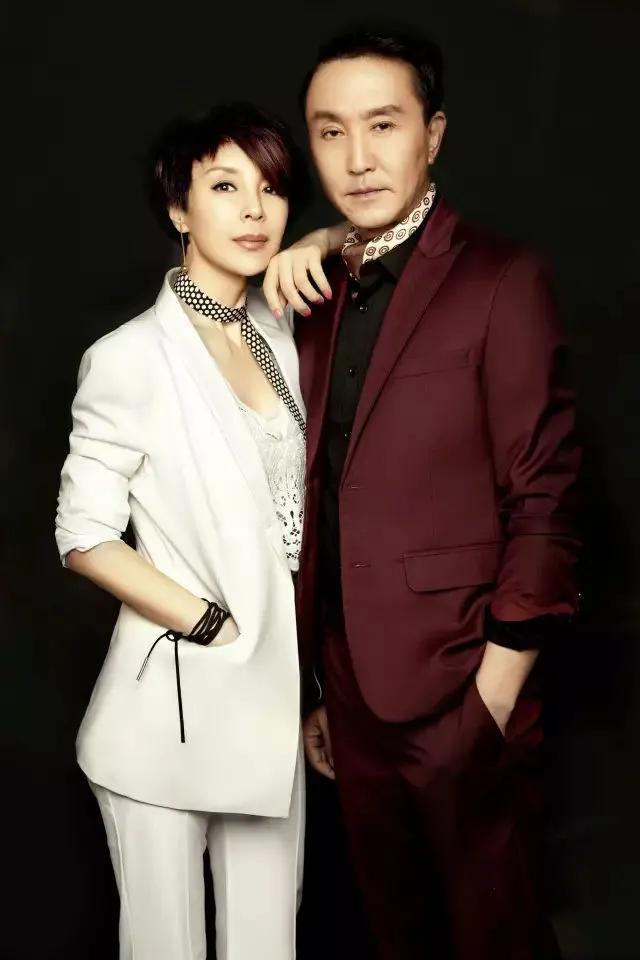 原来他们是真夫妻，一直以为他俩是戏里的夫妻，戏外的同行。细看起来还挺有夫妻相的，