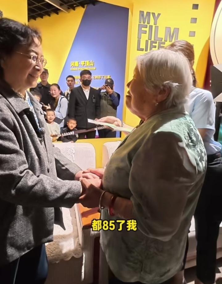 刷到83岁左大玢老师五一假期在大香山文博园偶遇85岁老粉丝的画面，真的暖到心窝里