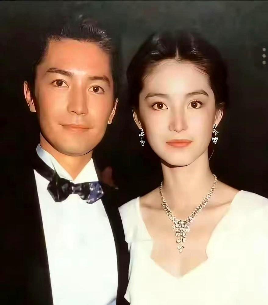 都说尊龙是神颜，其实张国荣的实绩更硬！

老有人拿林青霞、尊龙、张国荣比颜值，说