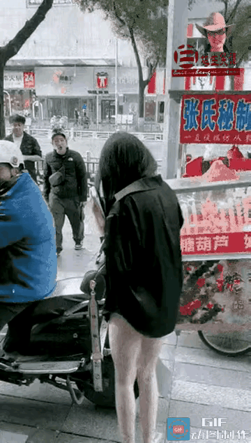 摩的小哥!，载高颜值美女
脸色乐开了花，投来周围男人羡慕