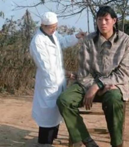 白布之下，是她身高近两米的身躯，中国“第一女巨人”，在湘雅医学院的标本室里，她静