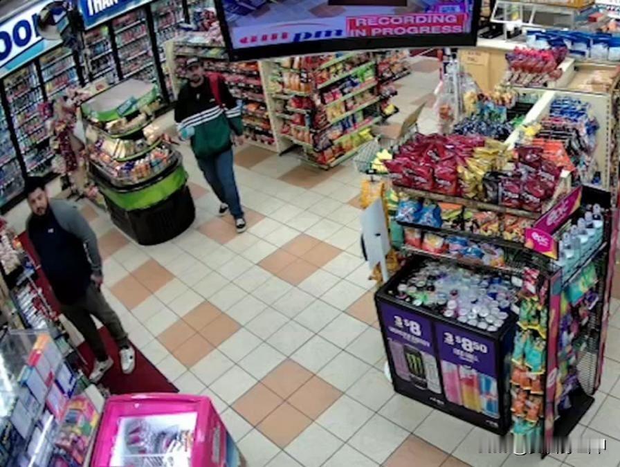 真正的禽兽，杀害父母后在便利店淡定买饮料
 
2025年12月14日，一则令人毛