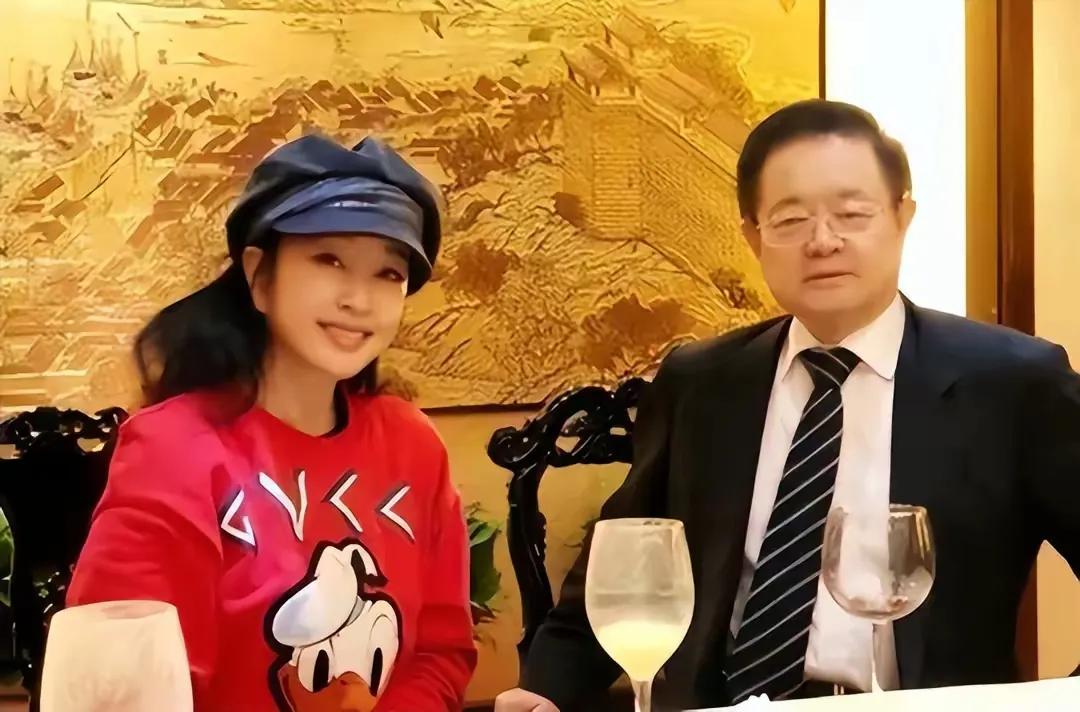 有人爆料，刘晓庆和她四任丈夫又离婚了！真没想到，73岁的刘晓庆竟然也爆出如此大瓜