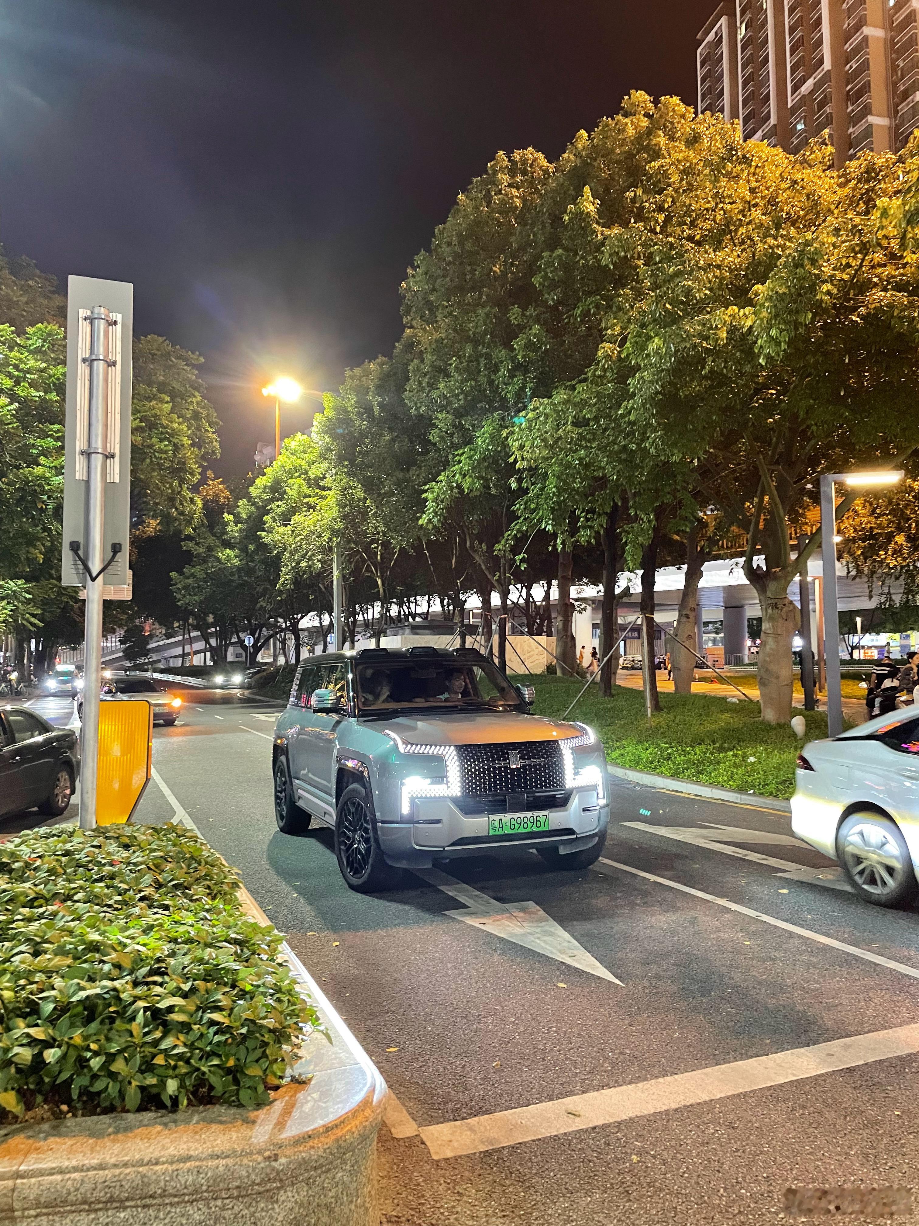 从远处看这台车就像Suburban这种巨无霸 ​​​