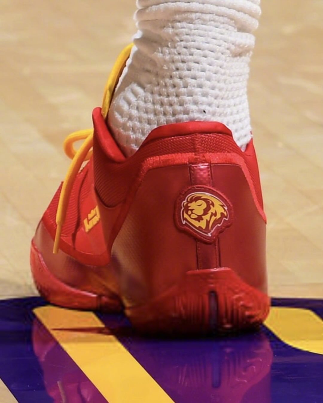 今天对阵勇士，老詹上脚的Fairfax高中LeBron 23 PE。在之前的几代