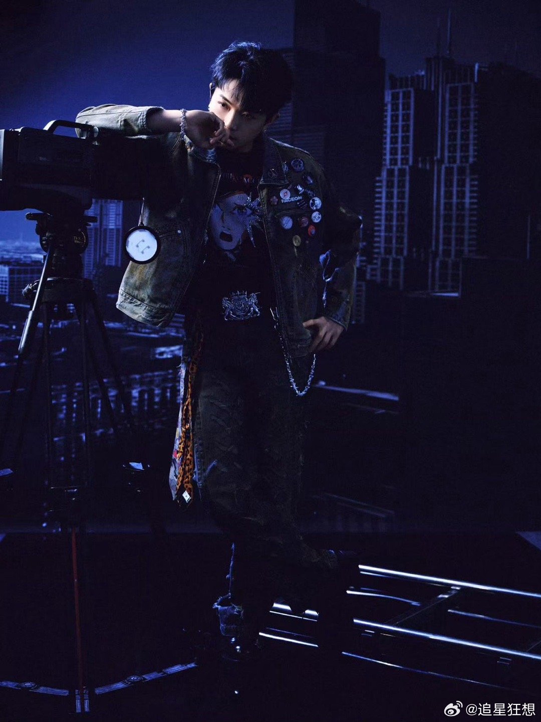 颜人中巡演卷出新高度 福州场的妆造也太绝了，从天而降那套直接封神。这舞台确实值得