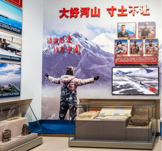  
黑压压的敌人向他们冲来，个个手持棍棒、盾牌，全副武装。人数差距悬殊，可他张开