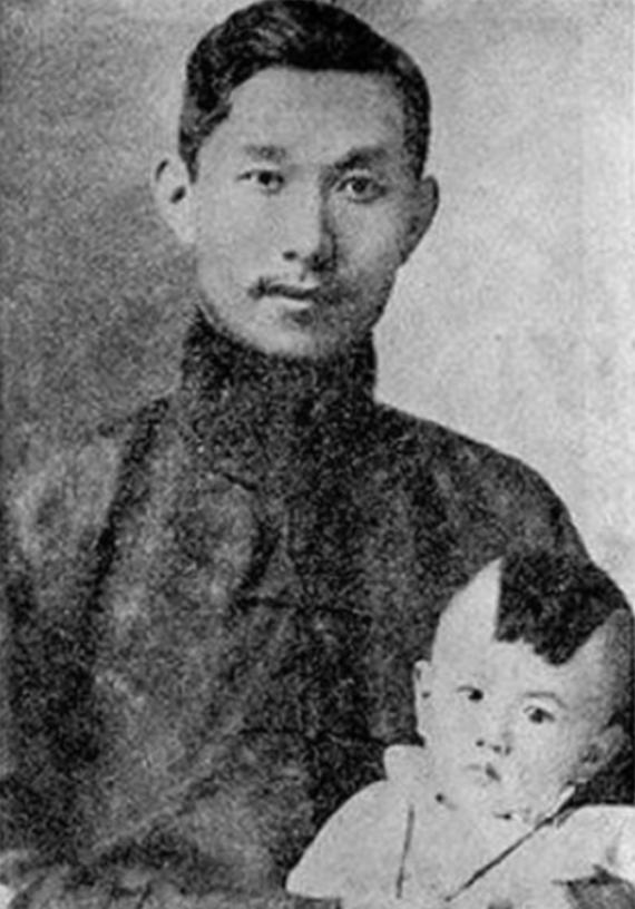 1904年，22岁的蔡锷迎娶29岁的刘长姑，怎料花轿临门，新娘誓死不嫁。蔡锷下不