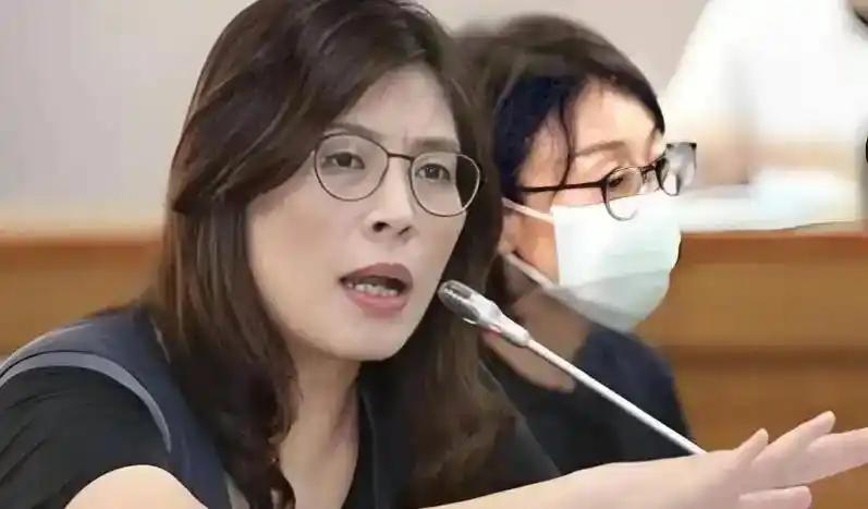 台湾全岛这回算是彻底无差别下跪了！综合台媒那边的消息，随着国民党主席郑丽文把态度